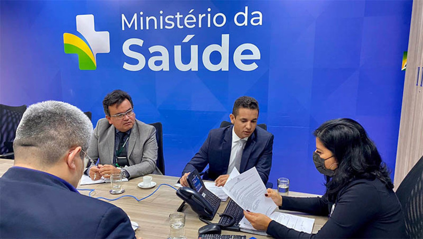 Imagem 1 - Allyson consegue credenciar o CER junto ao MS; iniciativa vai garantir ampliação de serviços. A reunião aconteceu em Brasília, onde o Prefeito cumpre agenda em busca de recursos para investimento no município. “Ao assumir a gestão municipal em 2021, encontramos o Centro de Reabilitação fechado, totalmente abandonado e sem condição de atendimento. Foi quando iniciamos os trabalhos para equipar a unidade e garantir atendimento ao povo. Agora com o credenciamento, garantimos a ampliação de serviços e atendimentos na unidade”, pontuou Allyson. Imagem 1 - Allyson consegue credenciar o CER junto ao MS; iniciativa vai garantir ampliação de serviços. A reunião aconteceu em Brasília, onde o Prefeito cumpre agenda em busca de recursos para investimento no município. “Ao assumir a gestão municipal em 2021, encontramos o Centro de Reabilitação fechado, totalmente abandonado e sem condição de atendimento. Foi quando iniciamos os trabalhos para equipar a unidade e garantir atendimento ao povo. Agora com o credenciamento, garantimos a ampliação de serviços e atendimentos na unidade”, pontuou Allyson.