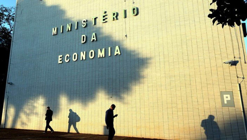 Imagem 1 - Governo Federal anuncia novo bloqueio de R$ 5,7 bilhões no orçamento; total em 2022 já chega a R$ 15,4 bilhões . As informações foram divulgadas nesta terça-feira (22), na apresentação do Relatório de Avaliação de Receitas e Despesas Primárias do 4º bimestre. Segundo o Ministério da Economia, a necessidade de bloqueio se deve a um pagamento de R$ 2,3 bilhões em benefícios previdenciários, e ao pagamento de R$ 3,8 bilhões para o setor cultural decorrentes da lei Paulo Gustavo. Imagem 1 - Governo Federal anuncia novo bloqueio de R$ 5,7 bilhões no orçamento; total em 2022 já chega a R$ 15,4 bilhões . As informações foram divulgadas nesta terça-feira (22), na apresentação do Relatório de Avaliação de Receitas e Despesas Primárias do 4º bimestre. Segundo o Ministério da Economia, a necessidade de bloqueio se deve a um pagamento de R$ 2,3 bilhões em benefícios previdenciários, e ao pagamento de R$ 3,8 bilhões para o setor cultural decorrentes da lei Paulo Gustavo.