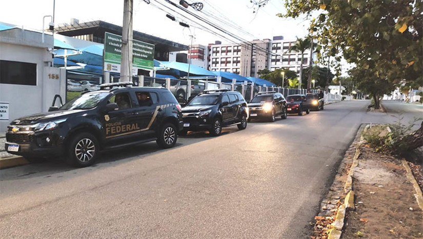 Imagem 1 - Força-Tarefa SUSP e PF cumprem mandado de prisão contra membros de organização criminosa. A operação, deflagrada na manhã desta quarta-feira (23), visa desarticular um grupo criminosos especializando no tráfico de drogas, além de cometer diversos outros crimes, com atuação, sobretudo, na região metropolitana de Natal. Cerca de 240 policiais estão cumprindo 42 mandados de busca e apreensão e 34 mandados de prisão preventiva, expedidos pelo Poder Judiciário do Rio Grande do Norte, na capital potiguar e nos estados do Acre, Rondônia, Paraíba, Pernambuco, Ceará e Rio de Janeiro. Imagem 1 - Força-Tarefa SUSP e PF cumprem mandado de prisão contra membros de organização criminosa. A operação, deflagrada na manhã desta quarta-feira (23), visa desarticular um grupo criminosos especializando no tráfico de drogas, além de cometer diversos outros crimes, com atuação, sobretudo, na região metropolitana de Natal. Cerca de 240 policiais estão cumprindo 42 mandados de busca e apreensão e 34 mandados de prisão preventiva, expedidos pelo Poder Judiciário do Rio Grande do Norte, na capital potiguar e nos estados do Acre, Rondônia, Paraíba, Pernambuco, Ceará e Rio de Janeiro.