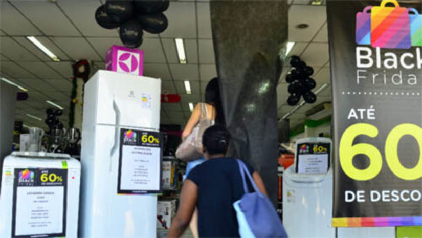 Imagem 1 - Black Friday 2022 deve movimentar cerca de R$ 42 milhões em vendas no comércio mossoroense. A estimativa consta na pesquisa realizada pelo Instituto Fecomércio RN sobre a intenção de compras dos consumidores de Natal e Mossoró para a Black Friday 2022. Neste ano, a tradicional data que oferta grandes descontos ocorre no dia 25 de novembro. Em Mossoró, a pesquisa constatou que mais de 40% dos mossoroenses pretendem ir às compras durante esta data. Apesar do bom número de consumidores que vão às compras, a intenção é menor em relação ao ano anterior, quando 52,80% diziam que iriam consumir durante a Black Friday na capital do oeste potiguar. Imagem 1 - Black Friday 2022 deve movimentar cerca de R$ 42 milhões em vendas no comércio mossoroense. A estimativa consta na pesquisa realizada pelo Instituto Fecomércio RN sobre a intenção de compras dos consumidores de Natal e Mossoró para a Black Friday 2022. Neste ano, a tradicional data que oferta grandes descontos ocorre no dia 25 de novembro. Em Mossoró, a pesquisa constatou que mais de 40% dos mossoroenses pretendem ir às compras durante esta data. Apesar do bom número de consumidores que vão às compras, a intenção é menor em relação ao ano anterior, quando 52,80% diziam que iriam consumir durante a Black Friday na capital do oeste potiguar.