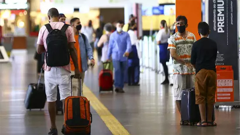 Imagem 1 -  A resolução, aprovada pela diretoria colegiada do órgão, entra em vigor na sexta-feira (25). Para subsidiar a decisão, a Anvisa realizou reunião com especialistas sobre o cenário epidemiológico da doença no Brasil. Acrescentou que o uso de máscaras estava previsto como recomendação desde agosto último, principalmente para pessoas com sintomas gripais e para o público mais vulnerável, como imunocomprometidos, gestantes e idosos. A Anvisa informou, ainda, que atua, mais uma vez, dentro de suas competências legais e “adaptando as regras atuais de forma proporcional ao risco para a saúde da população”.