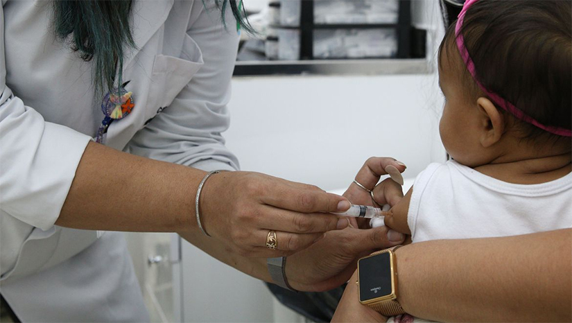 Imagem 1 -   A decisão foi definida após deliberação da Câmara Técnica de Vacinação. 23 mil doses da Pfizer pediátrica, vacina destinada para essa faixa etária, serão entregues ao RN na tarde desta quarta-feira (23). Os municípios Potiguares aguardam o envio das doses por parte da Sesap para dar início a vacinação desse público contra a Covid 19. Já a vacinação de crianças entre 3 e 4 anos, que havia sido interrompida devido à falta de doses, será retomada com a chegada de 16.140 doses da Coronavac.
