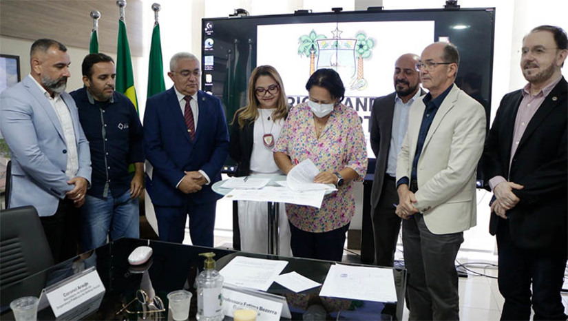 Imagem 1 -  Fátima assina contrato para recuperar delegacias do RN; DEAM Mossoró está entre as primeiras contempladas. O contrato com a J&M Construtora foi assinado na manhã desta quarta-feira (23) e tem vigência de 12 meses. O investimento será de R$ 2,6 milhões, provenientes de recursos próprios do Estado. A delegada geral da Polícia Civil do RN, Ana Cláudia Saraiva, informou que as primeiras delegacias contempladas com as obras já estão definidas. Além da Delegacia Especializada de Atendimento à Mulher (Deam) de Mossoró, também serão recuperadas inicialmente as delegacias de plantão Sul e Norte, de Natal. 
