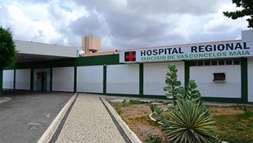 Imagem 1 -  HRTM suspende visitas e reforça obrigatoriedade do uso de máscaras nas dependências do hospital. A medida acontece em virtude de um novo aumento no número de casos de Covid-19, bem como a confirmação da circulação de variantes do coronavírus no estado. Além da suspensão das visitas, a Portaria interna orienta que as equipes de assistência social devem enfatizar a obrigatoriedade do uso de máscara entre os acompanhantes dos pacientes. A medida também se aplica a servidores do hospital. 