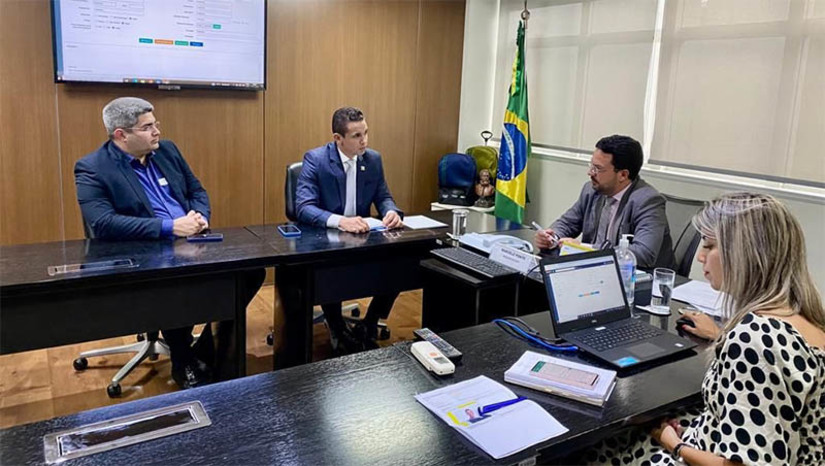 Imagem 1 -  No FNDE, Allyson garante recursos para continuar obras para a educação de Mossoró. A reunião aconteceu na terça-feira (22), com o presidente do Fundo Nacional de Desenvolvimento da Educação, Marcelo Lopes da Ponte. “O município de Mossoró tem obras da educação importantes em andamento e também já com aprovação. Temos cumprido todos os esforços para dar prosseguimento às demandas da forma mais célere possível”, destacou Allyson. Na agenda em Brasília, Allyson também tratou de perfuração de poços na FUNASA, recebeu credenciamento no Ministério da Saúde do Centro de Reabilitação e discutiu acerca de obras do Complexo Viário no Ministério da Infraestrutura.