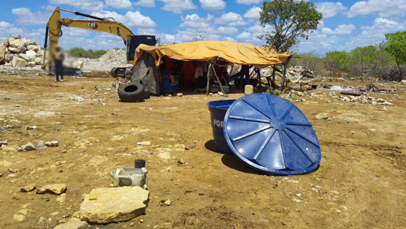 Imagem 1 - MPT resgata 29 pessoas em situação de trabalho análogo à escravidão no oeste do RN. A fiscalização aconteceu em diversos locais, mas as irregularidades foram encontradas apenas em três deles, sendo uma carnaúba entre os municípios de Paraú e Upanema; uma salina de Grossos; e uma pedreira localizada em Felipe Guerra. De acordo com o Procurador do MPT, Carlos Leonardo Holanda Silva, os trabalhadores ficavam alojados nos próprios locais, em condições degradantes. “Eles não tinham acesso a água potável, a equipamento de proteção individual. Não tinham acesso a banheiros. Estavam totalmente na informalidade, sem registro de carteira de trabalho, sem a condição mínima de dignidade que todo trabalhador deve ter”, disse. Imagem 1 - MPT resgata 29 pessoas em situação de trabalho análogo à escravidão no oeste do RN. A fiscalização aconteceu em diversos locais, mas as irregularidades foram encontradas apenas em três deles, sendo uma carnaúba entre os municípios de Paraú e Upanema; uma salina de Grossos; e uma pedreira localizada em Felipe Guerra. De acordo com o Procurador do MPT, Carlos Leonardo Holanda Silva, os trabalhadores ficavam alojados nos próprios locais, em condições degradantes. “Eles não tinham acesso a água potável, a equipamento de proteção individual. Não tinham acesso a banheiros. Estavam totalmente na informalidade, sem registro de carteira de trabalho, sem a condição mínima de dignidade que todo trabalhador deve ter”, disse.