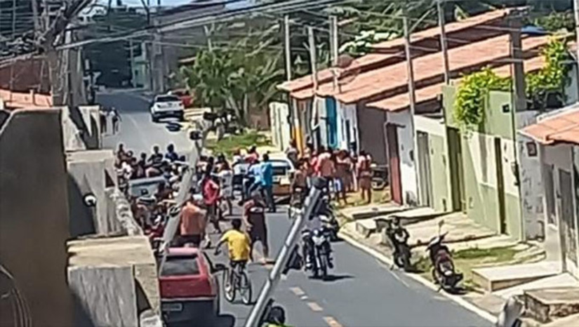 Imagem 1 -  Entre as vítimas socorridas para o hospital por meios próprios, estão uma criança de 7 anos, outra de 12, e um adolescente de 17 e uma jovem de 18. A Policia Militar já se encontra no local fazer o isolamento do local da ocorrência e procedendo os primeiros levantamentos. A informação foi confirmada ao MOSSORO HOJE pelo comandante do 12 BPM, o tenente coronel Jailson Andrelino, que lamenta o fato e informa que só esta semana o trabalho intenso da PM já tirou seis armas de fogo de circulação e prendeu vários suspeitos, mas que ataques desta natureza, que é planejado, é quase impossível da polícia evitar. 