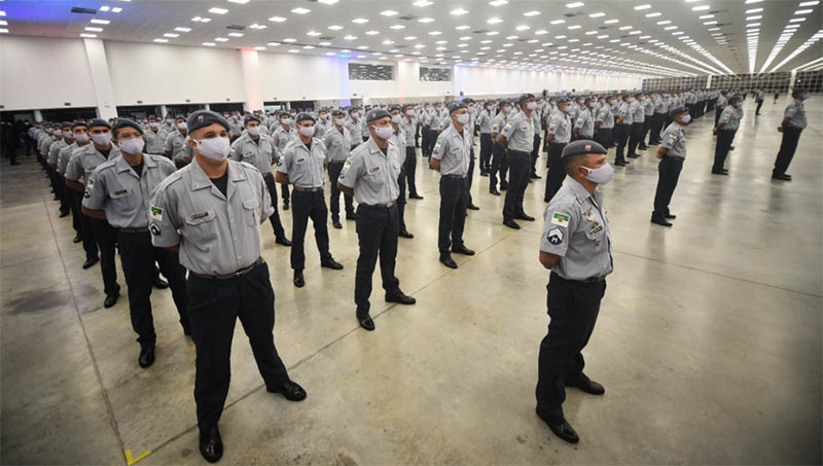 Imagem 1 - Fátima sanciona Lei Complementar que atualiza critérios para ingresso na PM e Corpo de Bombeiros . As mudanças na Lei 4.630, de 16 de dezembro de 1976, atualizam o Estatuto dos Policiais Militares do Rio Grande do Norte. De acordo com o texto sancionado, para ingresso nos quadros de praças da Polícia Militar e do Corpo de Bombeiros Militar, o candidato aprovado em concurso público deve passar por curso de formação, ter entre 21 e 35 anos de idade e graduação em nível superior, nos graus bacharelado, licenciatura ou tecnólogo. Imagem 1 - Fátima sanciona Lei Complementar que atualiza critérios para ingresso na PM e Corpo de Bombeiros . As mudanças na Lei 4.630, de 16 de dezembro de 1976, atualizam o Estatuto dos Policiais Militares do Rio Grande do Norte. De acordo com o texto sancionado, para ingresso nos quadros de praças da Polícia Militar e do Corpo de Bombeiros Militar, o candidato aprovado em concurso público deve passar por curso de formação, ter entre 21 e 35 anos de idade e graduação em nível superior, nos graus bacharelado, licenciatura ou tecnólogo.