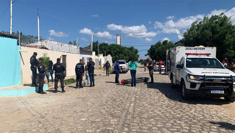 Imagem 1 - Adolescente é assassinado com um tiro no Ouro Negro, em Mossoró. Julimar Kauan de Lima Ferreira, de 17 anos, foi morto em via pública, por volta das 13h20 desta quinta-feira (24). De acordo com a Perita Roberta Lícia, pela análise inicial da cena do crime, o disparo parece ter sido efetuado por alguém que estava bem próximo a vítima. A motivação do crime é desconhecida. O corpo do adolescente foi removido para exames na sede do Itep. A Delegacia de Homicídios vai investigar o caso. Imagem 1 - Adolescente é assassinado com um tiro no Ouro Negro, em Mossoró. Julimar Kauan de Lima Ferreira, de 17 anos, foi morto em via pública, por volta das 13h20 desta quinta-feira (24). De acordo com a Perita Roberta Lícia, pela análise inicial da cena do crime, o disparo parece ter sido efetuado por alguém que estava bem próximo a vítima. A motivação do crime é desconhecida. O corpo do adolescente foi removido para exames na sede do Itep. A Delegacia de Homicídios vai investigar o caso.