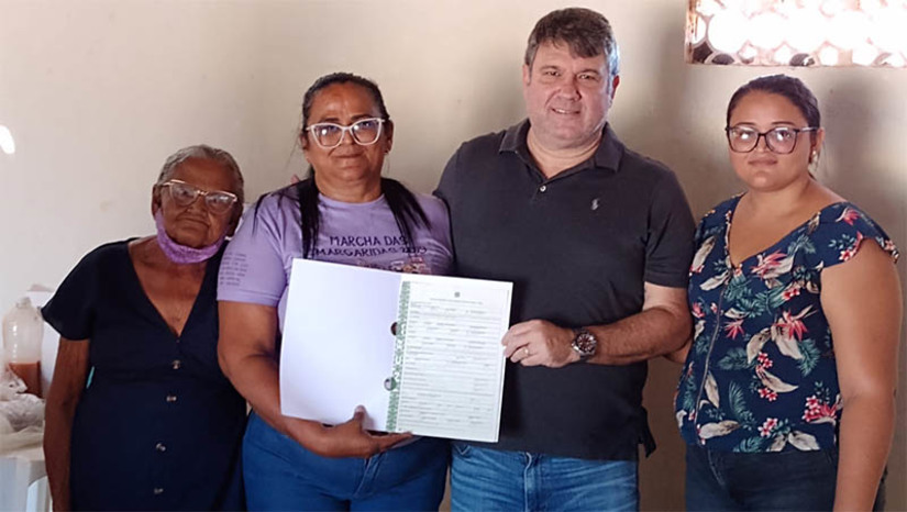 Imagem 1 -  Agricultores do assentamento Hipólito são beneficiados com titulação definitiva de terras. A entrega dos documentos aconteceu nesta quinta-feira (24), na sede da associação na comunidade. Ao todo, 94 famílias de agricultores, que residem desde 1987 no assentamento, localizado na zona rural de Mossoró, foram beneficiadas. Com a posse definitiva dos lotes, os novos proprietários passam a ter acesso a financiamentos e políticas de incentivo à produção no campo.