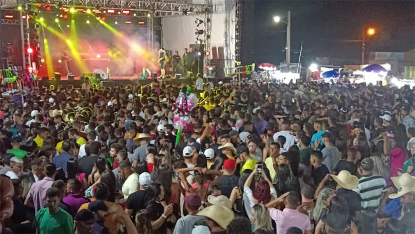 Imagem 1 -  Felipe Amorim leva multidão à praça na primeira noite Festa do Caju. 