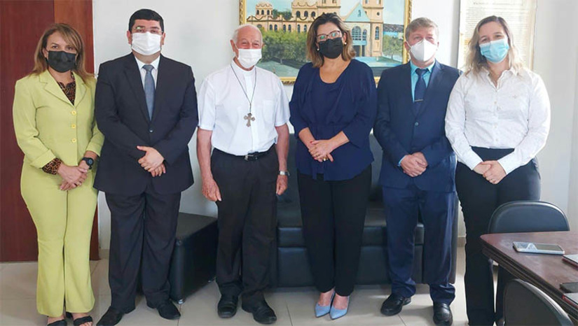 Imagem 1 -  Magistrados de Mossoró realizam visita e prestam homenagem a Dom Mariano Manzana. A visita aconteceu na manhã desta sexta-feira (25), na Cúria Diocesana. Na ocasião, os magistrados prestaram uma homenagem ao bispo, reconhecendo e enaltecendo o trabalho de Dom Mariano à frente da Diocese de Santa Luzia ao longo dos últimos 18 anos. Participaram da visita o diretor do Fórum Desembargador Silveira Martins, Dr. Breno Valério; a vice-presidente para a região Oeste da Associação dos Magistrados do RN (AMARN), Uefla Fernandes, e ainda os juízes Dr. Edino Jales, Dra. Ana Clarisse e Dra. Anna Isabel. 