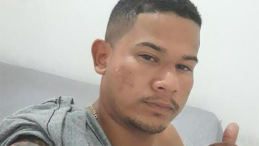 Imagem 1 -  Vítima desta vez foi o jovem Valnei Azevedo Freire Filho, de 21 anos, que estava perto da unidade de educação infantil do bairro Ouro Negro, na zona oeste de Mossoró, quando o veículo passou com os encapuzados atirando muito e terminou baleado. Chegou a ser socorrido, mas não resistiu aos tiros. Veja sobre os outros ataques ocorridos em Mossoró esta semana.