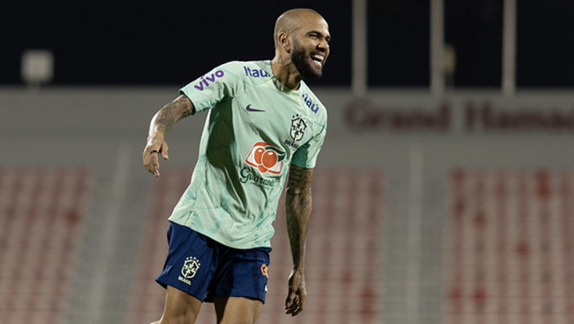 Imagem 1 - Para a lateral, Daniel Alves deve assumir a posição deixada por Danilo e quanto ao substituto de Neymar, vai depender da opção de Tite para sua formação em campo contra a Suíça. Se for mais agressivo, pode optar por Gabriel Jesus. Se for preocupado mais na armação, a opção é o jovem Rodrygo, de 21 anos, que já tem costume de jogar na posição de Neymar. Outra opção é Lucas Paquetá adiantado com a defesa composta por Fred e Bruno Guimarães. Imagem 1 - Para a lateral, Daniel Alves deve assumir a posição deixada por Danilo e quanto ao substituto de Neymar, vai depender da opção de Tite para sua formação em campo contra a Suíça. Se for mais agressivo, pode optar por Gabriel Jesus. Se for preocupado mais na armação, a opção é o jovem Rodrygo, de 21 anos, que já tem costume de jogar na posição de Neymar. Outra opção é Lucas Paquetá adiantado com a defesa composta por Fred e Bruno Guimarães.