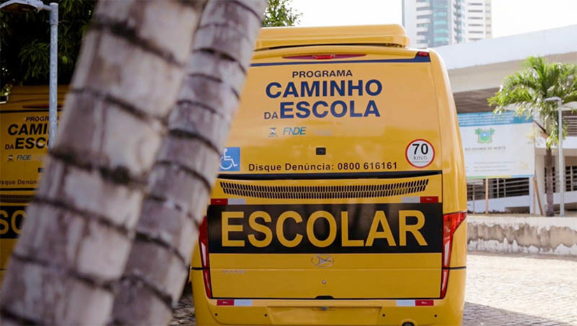 Imagem 1 -  Jean destina R$ 8,5 milhões para compra de ônibus escolares para Mossoró e outros 38 municípios do RN. No total, o senador enviou R$ 8.557.820 em recursos através de emenda para a Secretaria de Estado da Educação e da Cultura (SEEC), que complementou o montante com a contrapartida de R$ 4.158.180 para a aquisição de 40 veículos. De acordo com Jean, a compra e disponibilização dos ônibus escolares é uma maneira de retomar o programa Caminho da Escola, que era desenvolvido nos governos do Partido dos Trabalhadores. Os veículos serão utilizados no transporte de estudantes entre cidades de todas as regiões potiguares.