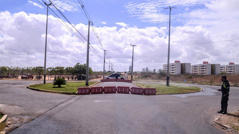Imagem 1 - Prefeitura amplia estudos em mobilidade visando a redução de acidentes no trânsito de Mossoró. As equipes da Sesdem iniciaram na última sexta-feira (25), simulação na rua Dona Izaura Rosado, na altura do Condomínio Quintas do Lago, bairro Nova Betânia, zona Oeste de Mossoró. No local, técnicos avaliam a adição de uma rotatória, o que, segundo os especialistas, vai melhorar o fluxo e diminuir o número de acidentes na região. “A proposta da secretaria é justamente em áreas críticas de acidente, como no caso da rua Isaura Rosado, que já registrou uma quantidade expressiva de acidentes, promover alterações físicas e geométricas na área, para que dessa forma a gente discipline tanto a velocidade, quanto as preferenciais”, detalhou o diretor executivo de Mobilidade, Luís Correia. Imagem 1 - Prefeitura amplia estudos em mobilidade visando a redução de acidentes no trânsito de Mossoró. As equipes da Sesdem iniciaram na última sexta-feira (25), simulação na rua Dona Izaura Rosado, na altura do Condomínio Quintas do Lago, bairro Nova Betânia, zona Oeste de Mossoró. No local, técnicos avaliam a adição de uma rotatória, o que, segundo os especialistas, vai melhorar o fluxo e diminuir o número de acidentes na região. “A proposta da secretaria é justamente em áreas críticas de acidente, como no caso da rua Isaura Rosado, que já registrou uma quantidade expressiva de acidentes, promover alterações físicas e geométricas na área, para que dessa forma a gente discipline tanto a velocidade, quanto as preferenciais”, detalhou o diretor executivo de Mobilidade, Luís Correia.