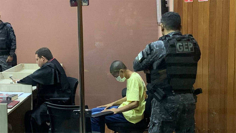 Imagem 1 -  Promotor diz que vai pedir condenação de réu com pena máxima no caso Hadirson Kaio. O júri popular de Vinicius Rafael Silva de Araújo, de 21 anos, acusado do homicídio de Hadirson Kaio Marcelino da Silva, de 29 anos, foi iniciado por volta das 9h30 desta terça-feira (29). O crime aconteceu no dia 8 de maio de 2022, nas proximidades de uma motel, localizado no bairro Santa Delmira. A vítima, de acordo com a denúncia do MPRN, teria sido morta por asfixia, com um fio, após se recusar a pagar um programa que havia feito com o réu.