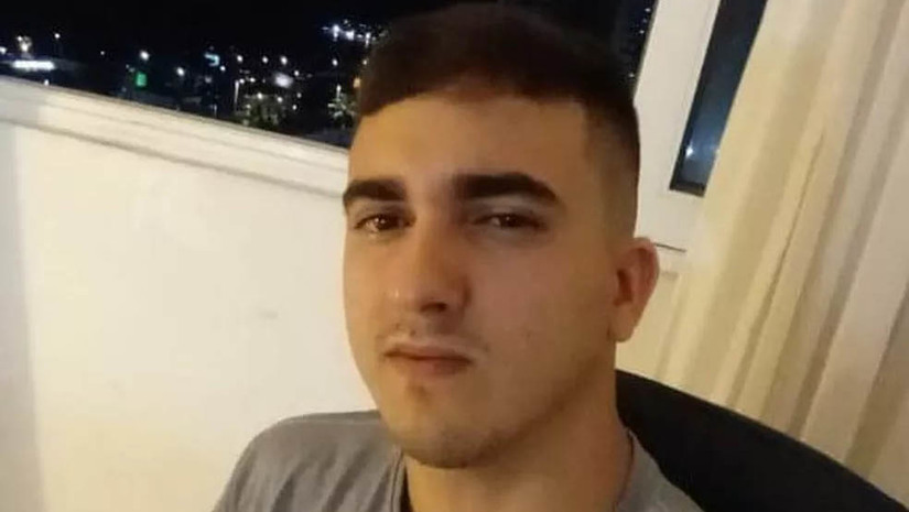 Imagem 1 - Caso Luan: justiça manda processo andar, após laudo constatar capacidade mental do autor do crime. O caso estava parado desde o mês de junho de 2022, visto que a defesa de Márcio Gledson Dantas de Morais, de 44 anos, policial acusado de ser o autor do disparo que matou Luan Carlos Melo Barreto, de 23 anos, pediu para que fosse analisada a sanidade mental do cliente. O jovem foi morto no dia 1º de julho de 2021, com um disparo de arma de fogo na cabeça, após ser abordado por uma guarnição da PM de Mossoró, nas proximidades do parque de vaquejada. O laudo do exame, realizado pelo Itep, constatou que, à época dos fatos, o acusado não era acometido por doença mental. Diante disto, o Juiz da 1ª Vara Criminal, Vagnos Kelly Figueiredo de Medeiros, determinou o prosseguimento da Ação Penal. Imagem 1 - Caso Luan: justiça manda processo andar, após laudo constatar capacidade mental do autor do crime. O caso estava parado desde o mês de junho de 2022, visto que a defesa de Márcio Gledson Dantas de Morais, de 44 anos, policial acusado de ser o autor do disparo que matou Luan Carlos Melo Barreto, de 23 anos, pediu para que fosse analisada a sanidade mental do cliente. O jovem foi morto no dia 1º de julho de 2021, com um disparo de arma de fogo na cabeça, após ser abordado por uma guarnição da PM de Mossoró, nas proximidades do parque de vaquejada. O laudo do exame, realizado pelo Itep, constatou que, à época dos fatos, o acusado não era acometido por doença mental. Diante disto, o Juiz da 1ª Vara Criminal, Vagnos Kelly Figueiredo de Medeiros, determinou o prosseguimento da Ação Penal.