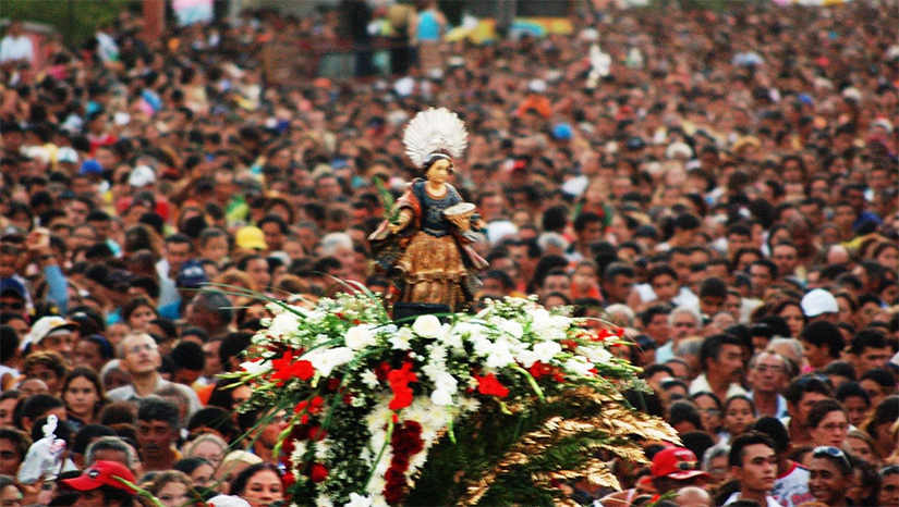 Imagem 1 - Festa de Santa Luzia 2022 acontece de 02 a 12 de dezembro; confira programação. A abertura será às 19h, com a Cerimônia de Instalação da Festa presidida pelo bispo Diocesano Dom Mariano Manzana. Logo após, haverá show com o casal Ítalo Poeta e Ana Clara Rocha, do grupo de oração Exército de Deus, de Fortaleza (CE). Diversas caravanas de outros municípios já confirmaram presença. O novenário começa no dia 2 de dezembro e segue até o próximo dia 12, com uma intensa programação religiosa. Além da novidade de ser 13 dias de festejos, a programação conta ainda com outros diferenciais. A Procissão da Luz, que ocorre de 0h do dia 12, sai da Catedral em direção à Capela do Colégio Diocesano Santa Luzia. Imagem 1 - Festa de Santa Luzia 2022 acontece de 02 a 12 de dezembro; confira programação. A abertura será às 19h, com a Cerimônia de Instalação da Festa presidida pelo bispo Diocesano Dom Mariano Manzana. Logo após, haverá show com o casal Ítalo Poeta e Ana Clara Rocha, do grupo de oração Exército de Deus, de Fortaleza (CE). Diversas caravanas de outros municípios já confirmaram presença. O novenário começa no dia 2 de dezembro e segue até o próximo dia 12, com uma intensa programação religiosa. Além da novidade de ser 13 dias de festejos, a programação conta ainda com outros diferenciais. A Procissão da Luz, que ocorre de 0h do dia 12, sai da Catedral em direção à Capela do Colégio Diocesano Santa Luzia.