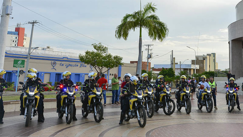 Imagem 1 -  “É mais estrutura para o guarda municipal trabalhar e dar mais segurança ao cidadão mossoroense”. A fala é do comandante da Guarda Civil Municipal, Thiago Fernandes, que celebrou a entrega de 6 motocicletas para o efetivo, realizada pela prefeitura de Mossoró, na tarde desta quarta-feira (29). Na ocasião, também foram entregues outras 10 motocicletas para o Departamento de Fiscalização e Segurança Viária do município.  “Vamos ter um melhor atendimento, chegar mais rápido ao local. Em situações que nós temos cortejos, festas, eventos, vamos ter uma cobertura que vai facilitar os acessos e as intervenções, com isso quem ganha é a população de Mossoró”, enfatizou o diretor executivo de Mobilidade Urbana da Sesdem, Luiz Correia.