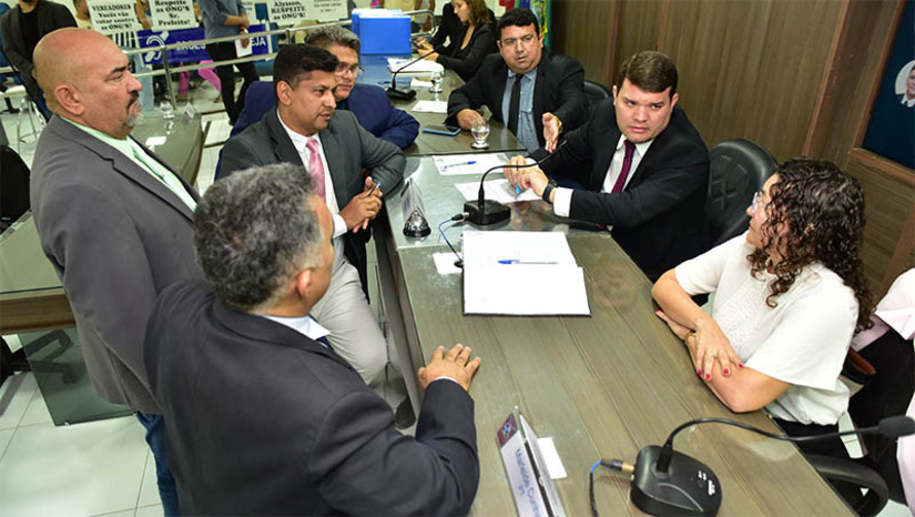 Imagem 1 - Orçamento de Mossoró para 2023 é aprovado na Câmara Municipal. O Projeto de Lei do Executivo nº 31/2022, da Lei Orçamentária Anual (LOA) de 2023 foi aprovado em dois turnos, nesta quarta-feira (30), pelos vereadores de Mossoró. Com isso, resta apenas a redação final, prevista para ser aprovada em 14 de dezembro. Em seguida, a Câmara enviará o projeto à Prefeitura para sanção. Os vereadores e vereadoras aprovaram o Orçamento Municipal do próximo ano, com 242 emendas parlamentares. Dessas, 236 são impositivas. Imagem 1 - Orçamento de Mossoró para 2023 é aprovado na Câmara Municipal. O Projeto de Lei do Executivo nº 31/2022, da Lei Orçamentária Anual (LOA) de 2023 foi aprovado em dois turnos, nesta quarta-feira (30), pelos vereadores de Mossoró. Com isso, resta apenas a redação final, prevista para ser aprovada em 14 de dezembro. Em seguida, a Câmara enviará o projeto à Prefeitura para sanção. Os vereadores e vereadoras aprovaram o Orçamento Municipal do próximo ano, com 242 emendas parlamentares. Dessas, 236 são impositivas.