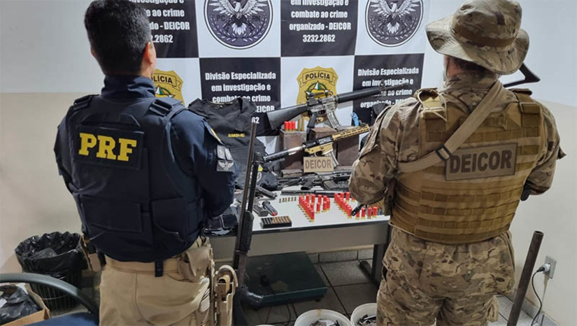 Imagem 1 -  Operação da Deicor e PRF apreende fuzis e material explosivo que seria usado em assalto a bancos do RN. O material foi encontrado em uma granja, na zona rural do município de Elói de Souza, nesta quarta-feira (30). Também foram apreendidos espingardas, uma pistola, coletes balísticos, roupas camufladas, vários baldes de grampos, além de um veículo roubado na cidade de Natal, no dia 17 de novembro. Quando os policiais chegaram ao local, foram recebidos a tiros, revidaram e um integrante da quadrilha acabou baleado. Ele ainda chegou a ser socorrido, mas não resistiu. Os demais conseguiram fugir pelo matagal.
