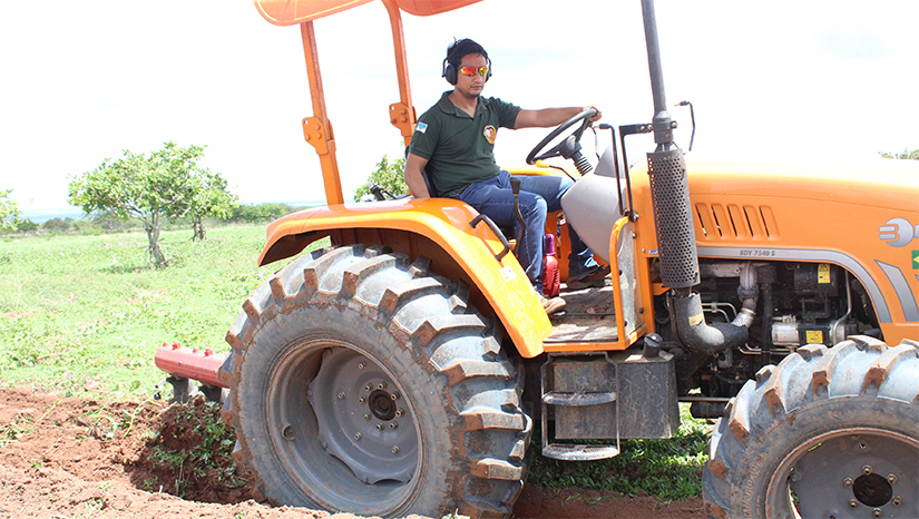Imagem 1 - O programa Semear promove distribuição de óleo diesel para produtores rurais. As visitas serão realizadas nos polos que fazem parte do programa “Mossoró Rural” – começando na próxima segunda-feira (5). As equipes da secretaria irão até as comunidades com a lista de agricultores para identificar aqueles que possam ser contemplados com as políticas do programa. Em 2023, cerca de 5 mil agricultores devem ser beneficiados. Imagem 1 - O programa Semear promove distribuição de óleo diesel para produtores rurais. As visitas serão realizadas nos polos que fazem parte do programa “Mossoró Rural” – começando na próxima segunda-feira (5). As equipes da secretaria irão até as comunidades com a lista de agricultores para identificar aqueles que possam ser contemplados com as políticas do programa. Em 2023, cerca de 5 mil agricultores devem ser beneficiados.