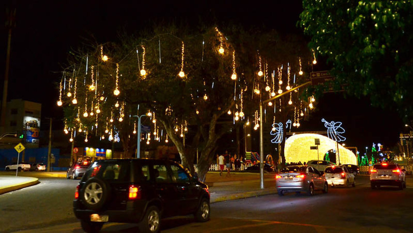 Imagem 1 -  “Nasce hoje um Natal muito especial em Mossoró”, diz Allyson ao lançar o “Estação Natal”. O projeto foi lançado pela Prefeitura de Mossoró, nesta quinta-feira (1º),  iluminando não só a Estação das Artes Elizeu Ventania, mas também as principais ruas e avenidas da cidade, envolvendo a população em um clima de fraternidade que marca este período do ano. O prefeito destacou que o projeto conta com uma programação artística e cultural que, a cada ano, será ampliada. Allyson também ressaltou a importância econômica da iniciativa, uma vez que durante todo mês de dezembro, e até o início de janeiro, o espaço receberá ambulantes, food trucks e comerciantes em geral, de forma organizada.