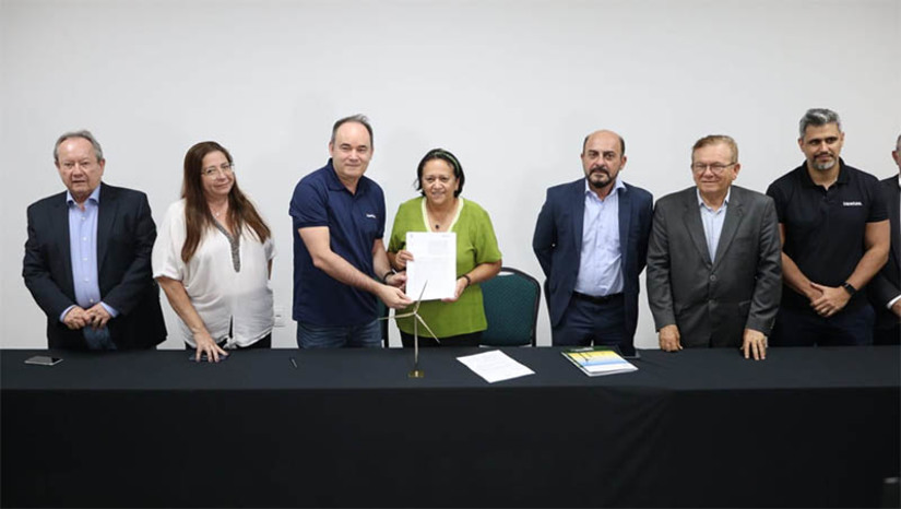 Imagem 1 - Ampliação de serviços da Vestas vai gerar empregos e garantir protagonismo do RN na área de energia limpa. A celebração do Memorando de Entendimento para ampliação do Centro de Serviços da Vestas no RN aconteceu na tarde desta quinta-feira (1), entre a governadora Fátima Bezerra e o diretor-presidente da Vestas, Eduardo Ricotta Torres da Costa. “É um momento histórico para a gente. Há um trabalho da Vestas junto com o Governo do Rio Grande do Norte com um objetivo só, que é aumentar a geração de empregos no Estado”, afirmou Costa. Imagem 1 - Ampliação de serviços da Vestas vai gerar empregos e garantir protagonismo do RN na área de energia limpa. A celebração do Memorando de Entendimento para ampliação do Centro de Serviços da Vestas no RN aconteceu na tarde desta quinta-feira (1), entre a governadora Fátima Bezerra e o diretor-presidente da Vestas, Eduardo Ricotta Torres da Costa. “É um momento histórico para a gente. Há um trabalho da Vestas junto com o Governo do Rio Grande do Norte com um objetivo só, que é aumentar a geração de empregos no Estado”, afirmou Costa.