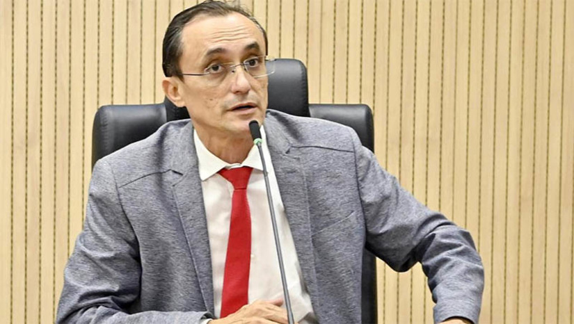 Imagem 1 - Souza solicita escolares para Serra do Mel, Tibau, Grossos e Porto do Mangue. “A disponibilidade do transporte adequado para os estudantes é imprescindível, tendo em vista que os recursos disponibilizados nem sempre são suficientes para cobrir as despesas”, justificou. A solicitação, feita pelo deputado ao Secretário de Estado de Educação, Cultura, Esporte e Lazer, Getúlio Marques Ferreira, acontece três dias depois de o Governo do Estado entregar 60 dos 86 novos ônibus escolares adquiridos para a rede estadual de ensino. Imagem 1 - Souza solicita escolares para Serra do Mel, Tibau, Grossos e Porto do Mangue. “A disponibilidade do transporte adequado para os estudantes é imprescindível, tendo em vista que os recursos disponibilizados nem sempre são suficientes para cobrir as despesas”, justificou. A solicitação, feita pelo deputado ao Secretário de Estado de Educação, Cultura, Esporte e Lazer, Getúlio Marques Ferreira, acontece três dias depois de o Governo do Estado entregar 60 dos 86 novos ônibus escolares adquiridos para a rede estadual de ensino.