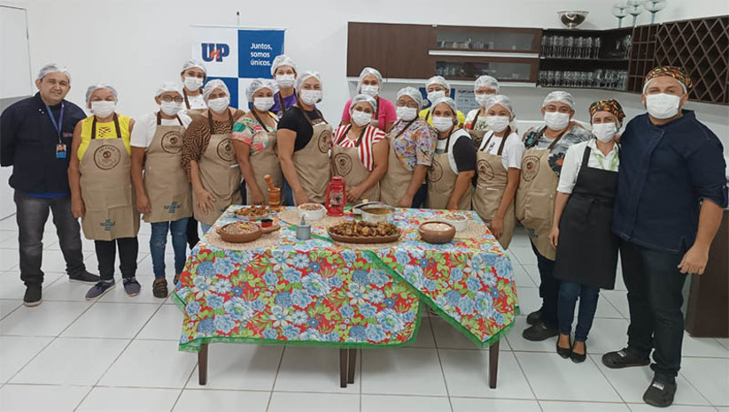 Imagem 1 - ICMBio e Seadru ofertam curso de gastronomia gratuito a agricultoras do Polo Alagoinha. O projeto é ofertado pelo Instituto Chico Mendes de Conservação da Biodiversidade (ICMBio) e conta com apoio da Secretaria Municipal de Agricultura e Desenvolvimento Rural (Seadru). No primeiro encontro prático, realizado nesta quinta (1º), as alunas trabalharam pratos à base de galinha caipira. O curso de gastronomia regional conta com mais de 20 participantes. São agricultoras de famílias localizadas no entorno do Parque Nacional da Furna Feia. A capacitação está dividida em quatro módulos, sendo um encontro com aulas teóricas e outros três com ações práticas. Imagem 1 - ICMBio e Seadru ofertam curso de gastronomia gratuito a agricultoras do Polo Alagoinha. O projeto é ofertado pelo Instituto Chico Mendes de Conservação da Biodiversidade (ICMBio) e conta com apoio da Secretaria Municipal de Agricultura e Desenvolvimento Rural (Seadru). No primeiro encontro prático, realizado nesta quinta (1º), as alunas trabalharam pratos à base de galinha caipira. O curso de gastronomia regional conta com mais de 20 participantes. São agricultoras de famílias localizadas no entorno do Parque Nacional da Furna Feia. A capacitação está dividida em quatro módulos, sendo um encontro com aulas teóricas e outros três com ações práticas.