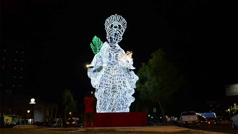 Imagem 1 - A Festa, realizada pela Diocese de Mossoró, conta para este ano de 2022 com patrocínio de R$ 100 mil por parte da Prefeitura de Mossoró. O valor foi depositado na conta no dia da abertura da festa. Além do recurso, o município também contribui, através das secretarias municipais, com apoio logístico como equipe de saúde e disponibilização de ambulância, intervenções dos agentes de trânsito e apoio da Secretaria de Infraestrutura. Foi destinado aporte financeiro para as secretarias de Saúde, Segurança e Infraestrutura realizarem trabalho em caráter extraordinário durante a programação da festa. Imagem 1 - A Festa, realizada pela Diocese de Mossoró, conta para este ano de 2022 com patrocínio de R$ 100 mil por parte da Prefeitura de Mossoró. O valor foi depositado na conta no dia da abertura da festa. Além do recurso, o município também contribui, através das secretarias municipais, com apoio logístico como equipe de saúde e disponibilização de ambulância, intervenções dos agentes de trânsito e apoio da Secretaria de Infraestrutura. Foi destinado aporte financeiro para as secretarias de Saúde, Segurança e Infraestrutura realizarem trabalho em caráter extraordinário durante a programação da festa.