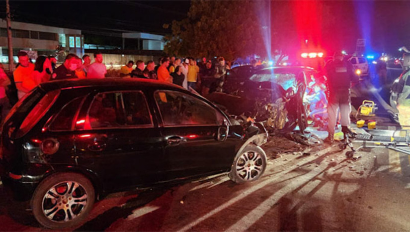 Imagem 1 - Luiz Carlos estava sob efeito de alcool na noite desta sexta-feira (2) quando avançou com seu Corsa na contra mão da BR 304, logo após o Redenção, e bate de frente no Argos dirigido por Sheila Rafaeal, que transportava Anna Karollina e Isac Emanoel. Sheila se encontra hospitalizada e Anna e Isac (mãe e filho) não resistiram. Luiz Carlos foi preso e autuado em flagrante. Imagem 1 - Luiz Carlos estava sob efeito de alcool na noite desta sexta-feira (2) quando avançou com seu Corsa na contra mão da BR 304, logo após o Redenção, e bate de frente no Argos dirigido por Sheila Rafaeal, que transportava Anna Karollina e Isac Emanoel. Sheila se encontra hospitalizada e Anna e Isac (mãe e filho) não resistiram. Luiz Carlos foi preso e autuado em flagrante.