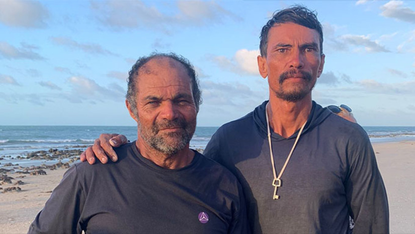 Imagem 1 -  Os pescadores Antônio Ribeiro de Sousa, de 59 anos, e Willame jeisson Franco Evaristo, de 35 anos, da Praia de Morro Pintado, litoral de Areia Branca-RN, haviam saído para pescar em alto mar, navegando uma jangada, na madrugada de sábado, 3. Como não voltaram, familiares e amigos passaram a procura-los. Os dois chegaram em terra firme na tarde deste domingo, 4, e contaram que a jangada virou e que eles passaram a noite presos ao casco. Neste domingo, os dois conseguiram desvirar o barco e voltarem para casa. Inácio se emocionou ao pisar em terra firme.