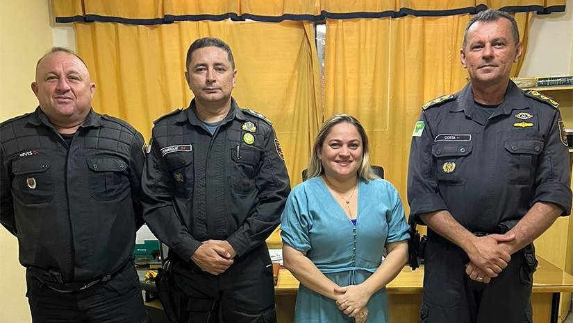 Imagem 1 -  Prefeita Cinthia Sonale articula reforço policial para Grossos durante o veraneio. No encontro foram discutidas ações na área da segurança pública voltadas para as festas de fim de ano, como o réveillon, e os meses de alta temporada no município praiano. A colaboração mútua entre prefeitura e comando das polícias vai ocorrer dentro da Operação Verão, que inicia ainda em dezembro deste ano e segue até fevereiro de 2023.
