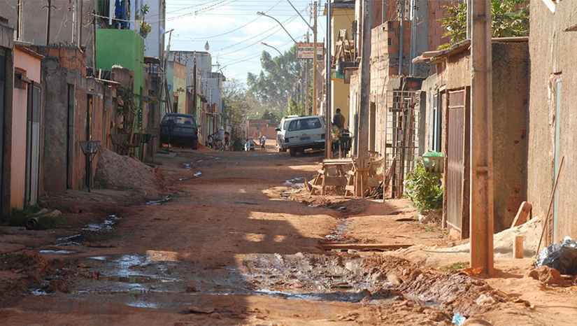 Imagem 1 - Extrema pobreza bate recorde e atinge 62,5 milhões de pessoas, aponta IBGE. Em 2021, considerando-se as linhas de pobreza propostas pelo Banco Mundial, cerca de 62,5 milhões de pessoas (ou 29,4% da população do país) estavam na pobreza. Entre estas, 17,9 milhões (ou 8,4% da população) estavam na extrema pobreza. Foram os maiores números e os maiores percentuais de ambos os grupos, desde o início da série, em 2012. A pesquisa mostrou também que, em 2021 quase metade (46,2%) das crianças menores de 14 anos de idade viviam abaixo da linha de pobreza - recorde da série histórica iniciada em 2012. De acordo com o levantamento do IBGE, foi nas regiões Norte e Nordeste que a pobreza teve o maior avanço. Imagem 1 - Extrema pobreza bate recorde e atinge 62,5 milhões de pessoas, aponta IBGE. Em 2021, considerando-se as linhas de pobreza propostas pelo Banco Mundial, cerca de 62,5 milhões de pessoas (ou 29,4% da população do país) estavam na pobreza. Entre estas, 17,9 milhões (ou 8,4% da população) estavam na extrema pobreza. Foram os maiores números e os maiores percentuais de ambos os grupos, desde o início da série, em 2012. A pesquisa mostrou também que, em 2021 quase metade (46,2%) das crianças menores de 14 anos de idade viviam abaixo da linha de pobreza - recorde da série histórica iniciada em 2012. De acordo com o levantamento do IBGE, foi nas regiões Norte e Nordeste que a pobreza teve o maior avanço.