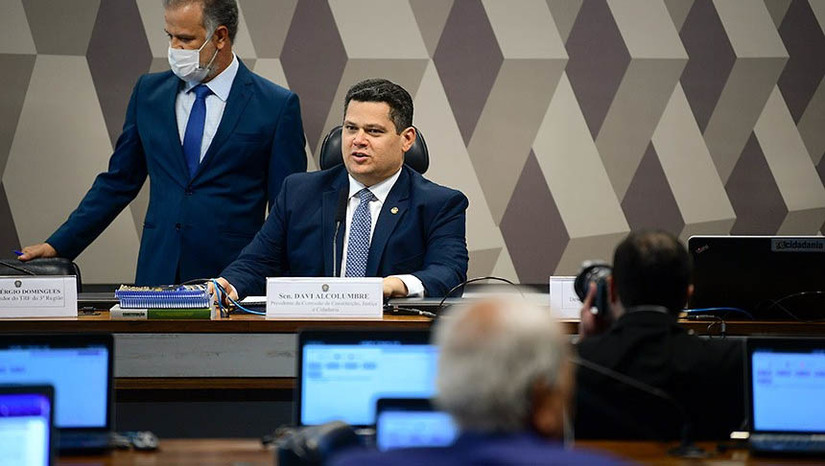 Imagem 1 -  Comissão de Constituição e Justiça do Senado vota a PEC de transição nesta terça-feira, 6. A proposta visa à garantia de recursos para programas sociais no Orçamento da União de 2023, em meio à passagem entre os governos Bolsonaro e Lula. A PEC permitirá a continuidade do pagamento do Bolsa Família/Auxílio Brasil de R$ 600 e o aumento real do salário mínimo.