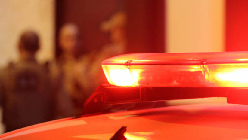 Imagem 1 - Adolescente é morto a tiros enquanto dormia, em Governador Dix-sept Rosado. O crime aconteceu por volta das 2h30 desta terça-feira (6), no bairro 40. A vítima foi identificada como Maycon Douglas Leandro da Silva, de 16 anos. De acordo com informações da Polícia Militar, o menor dormia em uma rede, na casa onde morava, quando a porta de entrada foi invadida por três criminosos encapuzados. O rapaz não teve tempo de reagir, sendo alvejado com vários disparos, ainda na rede. O trio fugiu em seguida, com destino ignorado. O corpo de Maycon foi removido para a sede do Itep, em Mossoró. A investigação ficará por conta da Delegacia de Governador Dix-sept Rosado. Imagem 1 - Adolescente é morto a tiros enquanto dormia, em Governador Dix-sept Rosado. O crime aconteceu por volta das 2h30 desta terça-feira (6), no bairro 40. A vítima foi identificada como Maycon Douglas Leandro da Silva, de 16 anos. De acordo com informações da Polícia Militar, o menor dormia em uma rede, na casa onde morava, quando a porta de entrada foi invadida por três criminosos encapuzados. O rapaz não teve tempo de reagir, sendo alvejado com vários disparos, ainda na rede. O trio fugiu em seguida, com destino ignorado. O corpo de Maycon foi removido para a sede do Itep, em Mossoró. A investigação ficará por conta da Delegacia de Governador Dix-sept Rosado.