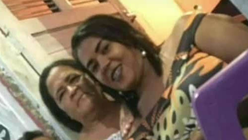 Imagem 1 - Mãe e filha ficam feridas após explosão de botijão de gás em açaiteria, no Belo Horizonte. O acidente aconteceu no dia 2 de dezembro, no Açaí da Letícia, localizado na rua João Damásio. Luciana Katiane da Silva, de 35 anos, que é proprietária do estabelecimento, e a mãe dela, Maria Anália Batista Alves, de 58 anos, tiveram boa parte dos seus corpos queimados, após um botijão de gás explodir. O local também ficou totalmente destruído. As duas precisaram ser transferidas para Natal, onde estão em tratamento na unidade de queimados do Hospital Walfredo Gurgel. Agora, a família pede ajuda para conseguir arcar com os custos na capital. Os interessados podem ajudar fazendo uma doação via PIX/CPF 06877861426, em nome de Luiz Cassiano da Silva, irmão de Luciana. Imagem 1 - Mãe e filha ficam feridas após explosão de botijão de gás em açaiteria, no Belo Horizonte. O acidente aconteceu no dia 2 de dezembro, no Açaí da Letícia, localizado na rua João Damásio. Luciana Katiane da Silva, de 35 anos, que é proprietária do estabelecimento, e a mãe dela, Maria Anália Batista Alves, de 58 anos, tiveram boa parte dos seus corpos queimados, após um botijão de gás explodir. O local também ficou totalmente destruído. As duas precisaram ser transferidas para Natal, onde estão em tratamento na unidade de queimados do Hospital Walfredo Gurgel. Agora, a família pede ajuda para conseguir arcar com os custos na capital. Os interessados podem ajudar fazendo uma doação via PIX/CPF 06877861426, em nome de Luiz Cassiano da Silva, irmão de Luciana.