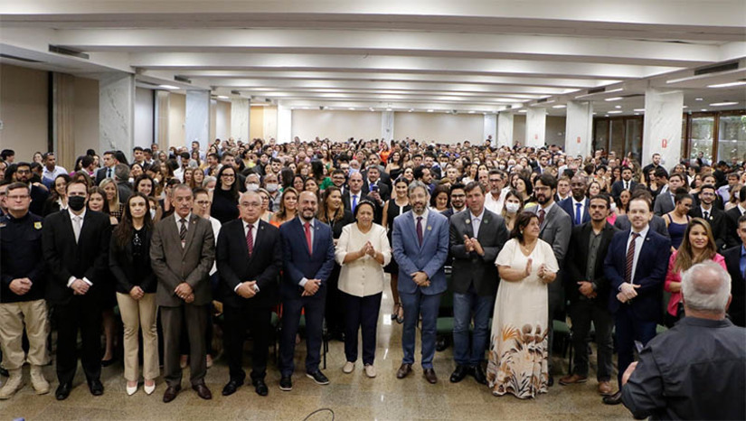 Imagem 1 -  281 servidores aprovados no concurso público do Itep/RN são nomeados. Os novos servidores vão exercer os cargos de agente técnico forense, agente de necropsia, assistente técnico forense, perito criminal, perito médico legista, perito médico psiquiatra e perito odontolegista. As nomeações fazem parte do plano de Governo para recomposição do efetivo das forças de segurança - Polícia Militar, Polícia Civil, Corpo de Bombeiros Militar, Polícia Penal e Itep - visando a melhoria do serviço prestado à população, valorização das categorias através de concursos públicos, promoções, investimentos em estrutura, equipamentos e treinamento.
