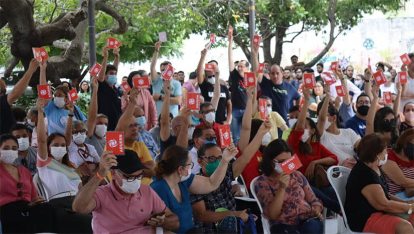 Imagem 1 -  Maioria dos professores da UERN votam por rejeitar indicativo de greve. A assembleia da Associação dos Docentes da UERN (ADUERN) foi realizada nesta terça-feira (6). Na ocasião, a categoria recebeu uma proposta reformulada da reitoria. Agora, a Comissão de Mobilização e Negociação Docente participa de audiência com a Reitora da Universidade, Cecília Maia, para apresentar oficialmente o resultado da assembleia e o conjunto de sugestões dadas pelos docentes presentes. O objetivo é dar continuidade à negociação com a administração central. A Direção da ADUERN reconhece que houve avanço na proposta da reitoria e espera que avance um pouco mais no que se refere ao percentual de 2023, cuja proposta atual é um aumento de 5% no salário base, para todas as classes e todos os níveis.
