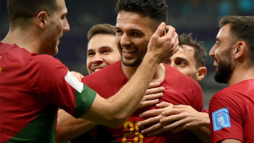 Imagem 1 -  O atacante Gonçalo Ramos, que entrou no lugar da estrela da seleção portuguesa, Cristiano Ronaldo, terminou sendo a sensação da última partida das oitavas de final da Copa do Qatar, o primeiro a marcar três gols numa partida (hat trick). Com a vitória, os lusitanos vão enfrentar, no próximo sábado (12h), valendo pelas quartas de finais, a equipe do Marrocos, que eliminou mais cedo, nesta terça-feira, 6, a forte seleção da Espanha, nos penaltis. Os outros jogos das quartas de finais serão Brasil e Croácia (12h-sexta), Holanda e Argentina (16h-sexta) e Inglaterra e França (16h-sábado).  Foto: Reprodução FIFA