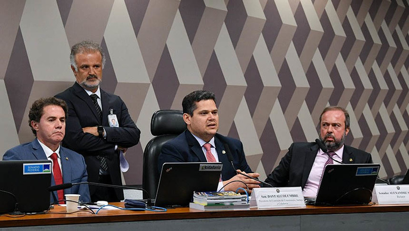 Imagem 1 - Após aprovação na CCJ, PEC da transição segue para votação no plenário do Senado. A PEC 32/2022 segue para dois turnos de votação em Plenário, onde são necessários três quintos dos votos dos senadores (49 de 81). A proposta aprovada não retira o Bolsa Família (atual Auxílio Brasil) do teto de gastos, mas expande o limite desse teto em R$ 145 bilhões para garantir o pagamento do benefício. O prazo do aumento do teto é fixado pelo substitutivo do relator, Alexandre Silveira (PSD-MG), em dois anos, e não quatro, como previa o texto original. Imagem 1 - Após aprovação na CCJ, PEC da transição segue para votação no plenário do Senado. A PEC 32/2022 segue para dois turnos de votação em Plenário, onde são necessários três quintos dos votos dos senadores (49 de 81). A proposta aprovada não retira o Bolsa Família (atual Auxílio Brasil) do teto de gastos, mas expande o limite desse teto em R$ 145 bilhões para garantir o pagamento do benefício. O prazo do aumento do teto é fixado pelo substitutivo do relator, Alexandre Silveira (PSD-MG), em dois anos, e não quatro, como previa o texto original.