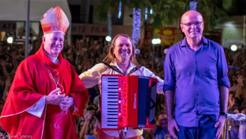 Imagem 1 -  Cantor e compositor Dorgival Dantas se apresenta na Festa de Santa Luzia no dia 12. A apresentação acontecerá no adro da Catedral de Santa Luzia, no período da noite, na data que antecede o Dia de Santa Luzia, feriado municipal. Logo após, começa a Procissão da Luz, à 0h, com saída da Catedral e chegada ao Colégio Diocesano Santa Luzia, iniciando a extensa programação do dia da padroeira de Mossoró.