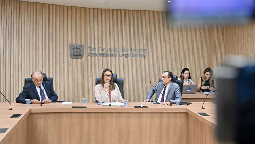 Imagem 1 - Comissão aprova PL que garante à mulher direito da presença de acompanhante em consultas e exames no RN. A matéria foi aprovada nesta quarta-feira (7), na última reunião ordinária de 2022 da Comissão de Administração, Serviços Públicos, Trabalho e Segurança Pública (CASPTSP) da Assembleia Legislativa do Estado. De autoria do deputado Gustavo Carvalho (PSDB), visa garantir às mulheres segurança durante as consultas, diante do registro de vários casos de mulheres que foram abusadas sexualmente em estabelecimentos de saúde. A reunião foi presidida pela deputada Cristiane Dantas e contou com a participação dos deputados Souza Neto e Getúlio Rêgo. Imagem 1 - Comissão aprova PL que garante à mulher direito da presença de acompanhante em consultas e exames no RN. A matéria foi aprovada nesta quarta-feira (7), na última reunião ordinária de 2022 da Comissão de Administração, Serviços Públicos, Trabalho e Segurança Pública (CASPTSP) da Assembleia Legislativa do Estado. De autoria do deputado Gustavo Carvalho (PSDB), visa garantir às mulheres segurança durante as consultas, diante do registro de vários casos de mulheres que foram abusadas sexualmente em estabelecimentos de saúde. A reunião foi presidida pela deputada Cristiane Dantas e contou com a participação dos deputados Souza Neto e Getúlio Rêgo.