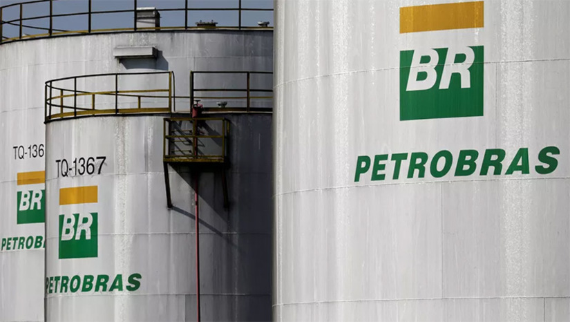 Imagem 1 - Petrobras reduz preço da gasolina, diesel e gás de cozinha para as distribuidoras. Para os combustíveis a redução passou a valer a partir desta quarta-feira (7), sendo de R$ 0,40 por litro de diesel e R$ 0,20 por litro de gasolina. Já para o GLP a redução será aplicada a partir desta quinta (8), sendo R$ 0,35 por kg, refletindo redução média de R$ 4,55 por 13 kg. Segundo a Petrobras, “essas reduções acompanham a evolução dos preços de referência e é coerente com a prática de preços da Petrobras, que busca o equilíbrio dos seus preços com o mercado, mas sem o repasse para os preços internos da volatilidade conjuntural das cotações e da taxa de câmbio”. Imagem 1 - Petrobras reduz preço da gasolina, diesel e gás de cozinha para as distribuidoras. Para os combustíveis a redução passou a valer a partir desta quarta-feira (7), sendo de R$ 0,40 por litro de diesel e R$ 0,20 por litro de gasolina. Já para o GLP a redução será aplicada a partir desta quinta (8), sendo R$ 0,35 por kg, refletindo redução média de R$ 4,55 por 13 kg. Segundo a Petrobras, “essas reduções acompanham a evolução dos preços de referência e é coerente com a prática de preços da Petrobras, que busca o equilíbrio dos seus preços com o mercado, mas sem o repasse para os preços internos da volatilidade conjuntural das cotações e da taxa de câmbio”.