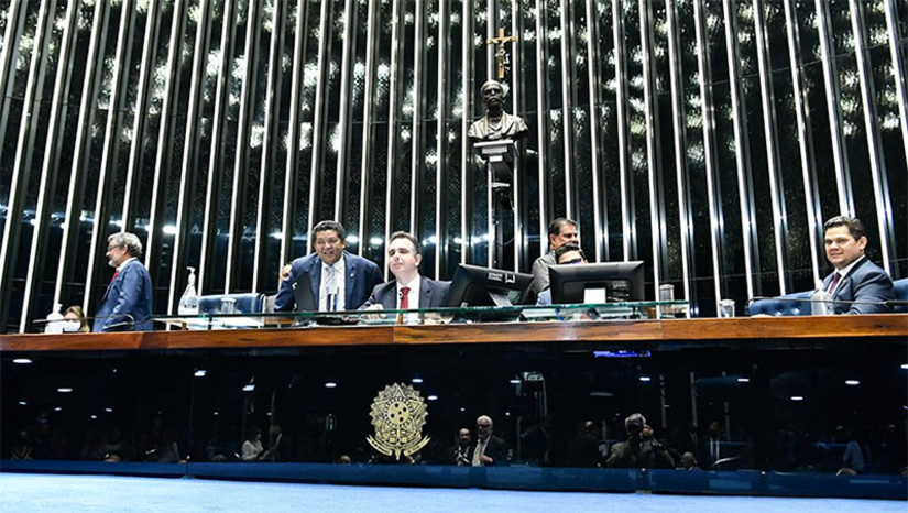 Imagem 1 -  Com 64 votos favoráveis, PEC da Transição é aprovado no Senado; texto segue para a Câmara. A PEC 32/2022 garante R$ 145 bilhões fora do teto de gastos nos orçamentos federais dos próximos dois anos. Cerca de metade desse dinheiro, R$ 70 bilhões, poderá garantir a continuidade do pagamento do Auxílio Brasil, que voltará a se chamar Bolsa Família, no valor de R$ 600 por mês, com uma parcela adicional de R$ 150 para cada criança de até seis anos nas famílias beneficiárias. Também prevê a criação de uma nova regra fiscal, por lei complementar, que substituirá o teto no ano que vem. Foram 64 votos favoráveis em cada um dos dois turnos, havendo 16 contrários no primeiro e 13 no segundo. O texto segue agora para a Câmara dos Deputados.