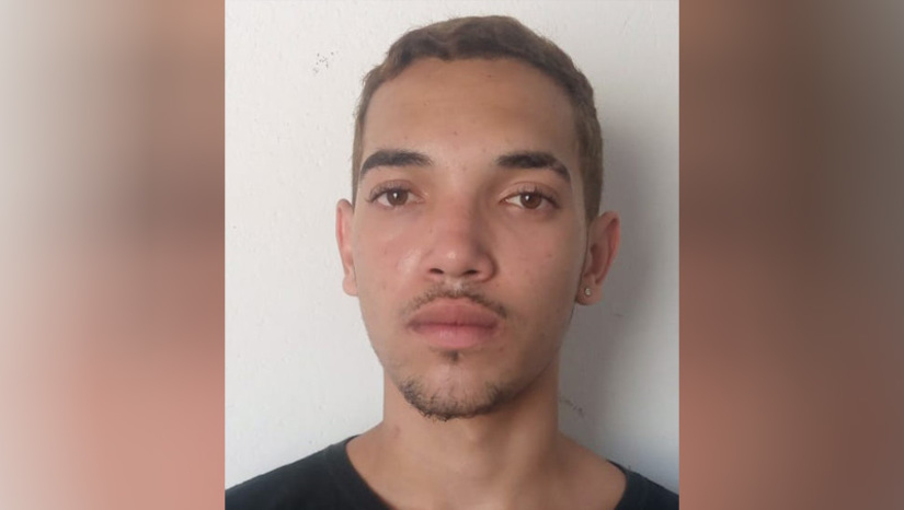 Imagem 1 - Adolescente raptado de casa durante a madrugada é encontrado morto na Estrada da Raiz. Jefferson Nunes Ricardo, de 17 anos, foi raptado por volta das 3h desta quinta-feira (8), da casa onde morava com a mãe, no bairro Royal Ville. A mãe do adolescente contou ao MOSSORÓ Hoje que homens encapuzados chegaram ao local em dois veículos, atiraram contra o portão e invadiram o muro. Ela diz que eles mandaram chamar todas as pessoas que estavam na casa e ao avistarem Jefferson, o chamaram por outro nome e disseram que era ele que estavam procurando. Mesmo a mãe dizendo que o nome dele era diferente, os criminosos o levaram. O corpo do rapaz foi encontrado por volta das 5h30, nas proximidades da PRF (saída para Tibau). “Meu filho não tinha envolvimento com nada. Meu filho só estudava, trabalhava, me ajudava lá no trailer. Tenho certeza que eles confundiram meu filho com outro”, disse a mãe. Imagem 1 - Adolescente raptado de casa durante a madrugada é encontrado morto na Estrada da Raiz. Jefferson Nunes Ricardo, de 17 anos, foi raptado por volta das 3h desta quinta-feira (8), da casa onde morava com a mãe, no bairro Royal Ville. A mãe do adolescente contou ao MOSSORÓ Hoje que homens encapuzados chegaram ao local em dois veículos, atiraram contra o portão e invadiram o muro. Ela diz que eles mandaram chamar todas as pessoas que estavam na casa e ao avistarem Jefferson, o chamaram por outro nome e disseram que era ele que estavam procurando. Mesmo a mãe dizendo que o nome dele era diferente, os criminosos o levaram. O corpo do rapaz foi encontrado por volta das 5h30, nas proximidades da PRF (saída para Tibau). “Meu filho não tinha envolvimento com nada. Meu filho só estudava, trabalhava, me ajudava lá no trailer. Tenho certeza que eles confundiram meu filho com outro”, disse a mãe.