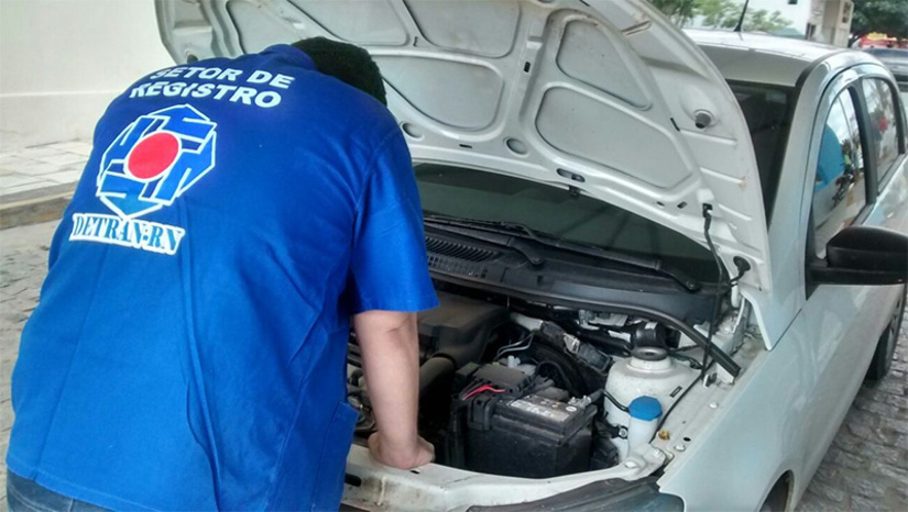 Imagem 1 - Transferência de veículos de outros estados deve ser feita até dia 27 no Detran/RN. Segundo o órgão, a partir do dia 28 o sistema será bloqueado para esse tipo de serviço e somente voltará a funcionar na sua normalidade no primeiro dia útil de janeiro de 2023. A medida preventiva implantada pelo Detran/RN e por outros órgãos estaduais de trânsito do país segue no sentido de evitar percalços já que muitas instituições de trânsito do Brasil costumam entrar em recesso nesta época do ano, impossibilitando o acesso remoto a suas bases de dados, o que interrompe a continuidade do processo de transferência, impossibilitando a conclusão do mesmo dentro do ano em vigor. Imagem 1 - Transferência de veículos de outros estados deve ser feita até dia 27 no Detran/RN. Segundo o órgão, a partir do dia 28 o sistema será bloqueado para esse tipo de serviço e somente voltará a funcionar na sua normalidade no primeiro dia útil de janeiro de 2023. A medida preventiva implantada pelo Detran/RN e por outros órgãos estaduais de trânsito do país segue no sentido de evitar percalços já que muitas instituições de trânsito do Brasil costumam entrar em recesso nesta época do ano, impossibilitando o acesso remoto a suas bases de dados, o que interrompe a continuidade do processo de transferência, impossibilitando a conclusão do mesmo dentro do ano em vigor.