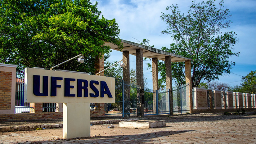Imagem 1 -  UFERSA oferta 600 vagas remanescentes via SiSU; inscrições seguem até esta sexta, 9. Publicado por meio da Pró-Reitoria de Graduação (PROGRAD), o edital oferece vagas remanescentes dos cursos que, após a convocação de todos os candidatos da Lista de Espera, ainda não preencheram seu quantitativo para o semestre 2022.2. Estão sendo ofertadas vagas para os cursos de Computação e Informática; Interdisciplinar em Ciências e Tecnologia; Letras – Português; Agronomia; Biotecnologia; Ecologia; Engenharia Agrícola e Ambiental; Engenharia de Pesca; Engenharia de Petróleo; e Interdisciplinar e Tecnologia da Informação. Os interessados devem se inscrever por meio do formulário eletrônico, disponível no site da Universidade; saiba mais.